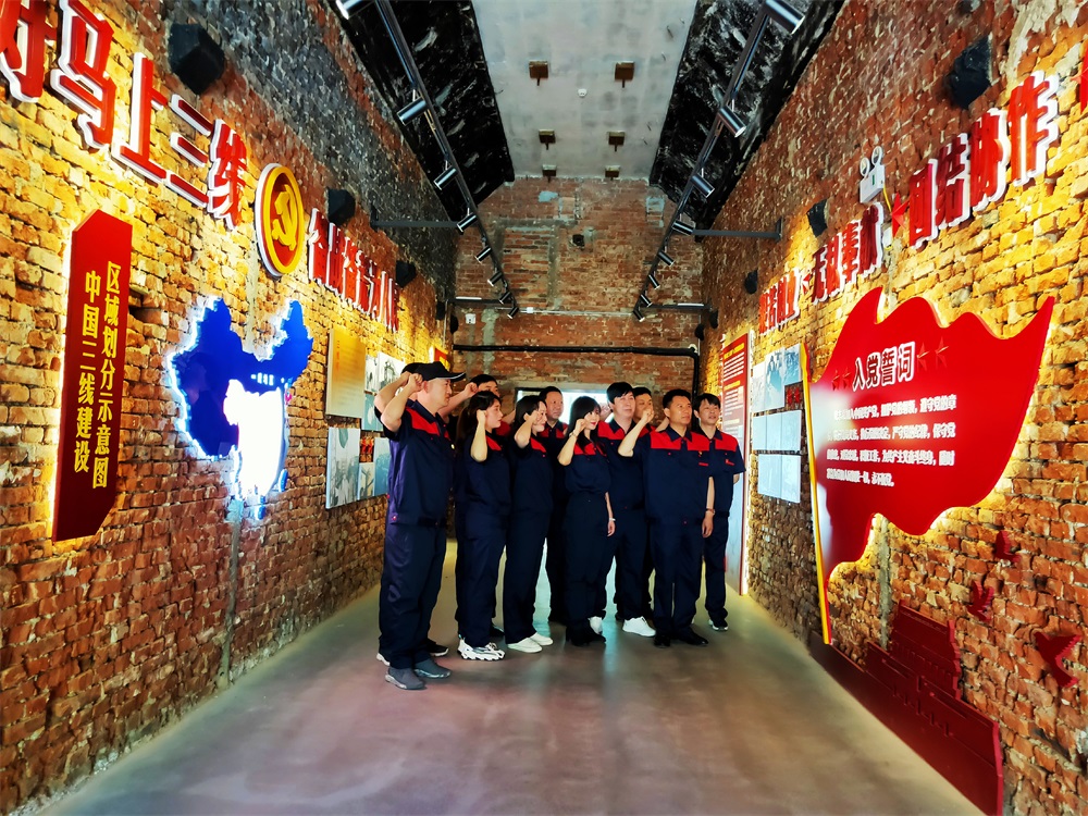 2021年(nián)，紅(hóng)色基地(dì)開(kāi)展黨員(yuán)春訓，重溫入黨誓詞牢記初心